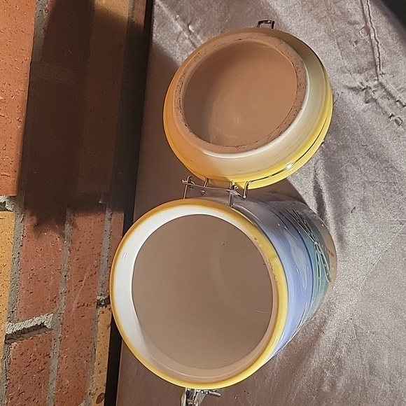 Biscayne Bay Collection Ceramic Locking Canister - Picture 6 of 8